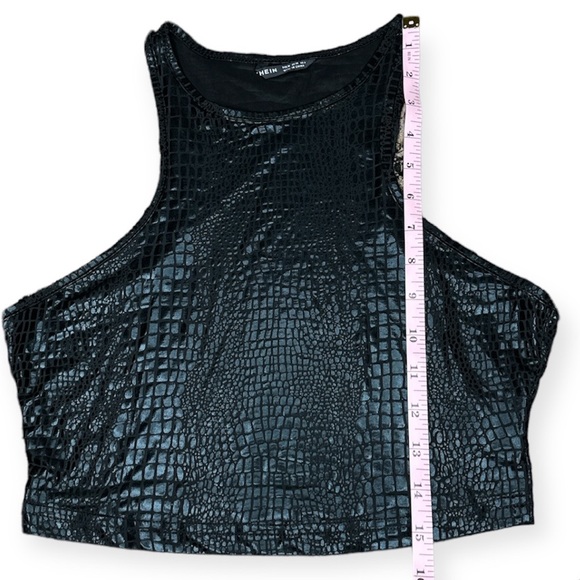 Reptile texture halter crop top - Picture 3 of 7